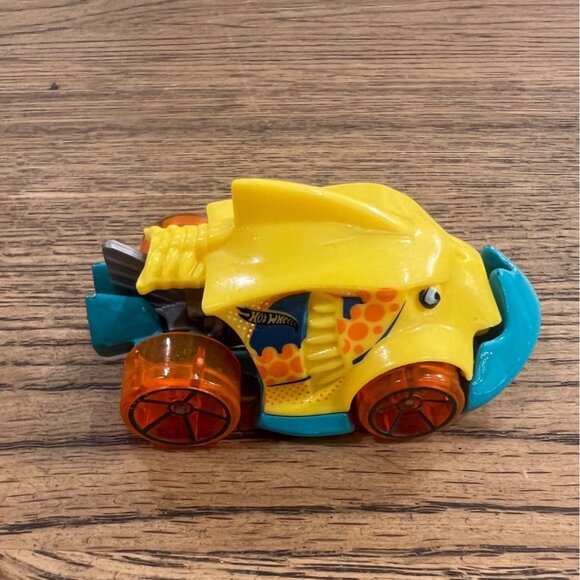 Hot Wheels Piranha Terror Toy Car 2014 Mattel Yellow/Orange Wheels Blue Base - Picture 2 of 5